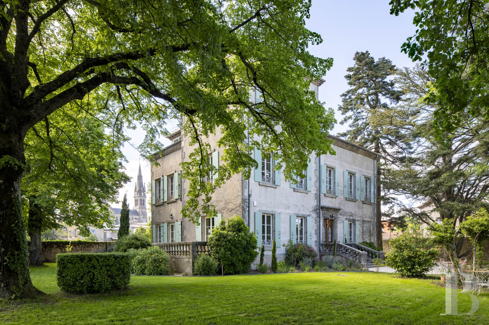 En Ardèche, à Vernoux-en-Vivarais, une maison du 19e siècle et son jardin dominant les reliefs - photo  n°1